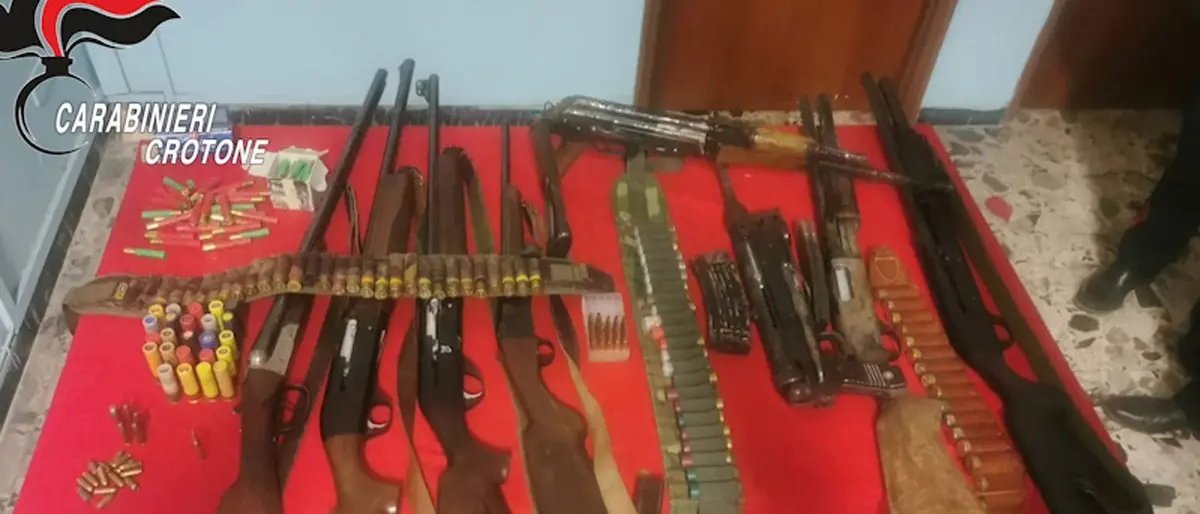 Scoperto un deposito armi nel Crotonese: anche un kalashnikov tra il materiale sequestrato