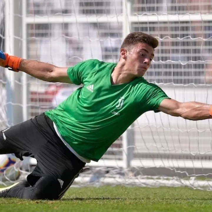 Calciomercato Cosenza, il primo movimento ufficiale è una cessione: Del Favero torna alla Juventus