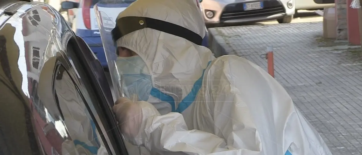Drive-in per i tamponi preso d’assalto a Catanzaro, l’Asp: «Si accede solo tramite convocazione»
