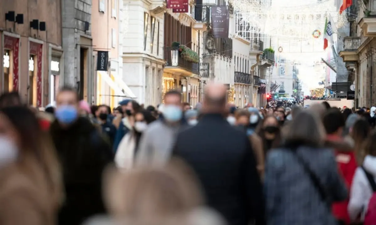 Covid, l’Oms: «In 2 mesi mezza Europa contagiata, vaccini attuali inutili contro Omicron»