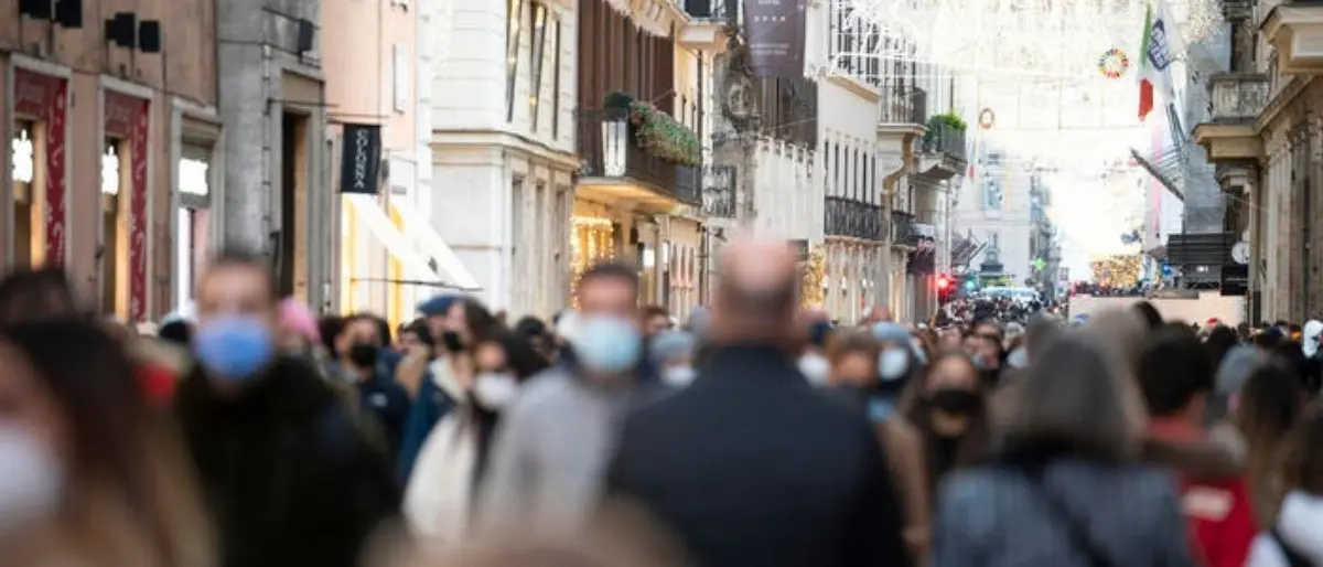 Covid, l’Oms: «In 2 mesi mezza Europa contagiata, vaccini attuali inutili contro Omicron»