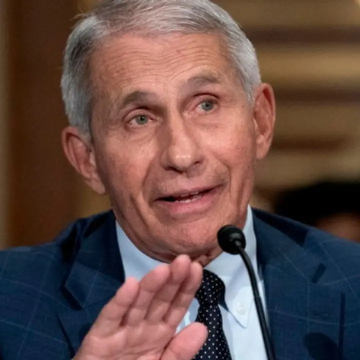 Omicron cambia il quadro, Fauci (Usa): «Infetterà tutti ma per i vaccinati rischio minore di finire in ospedale»