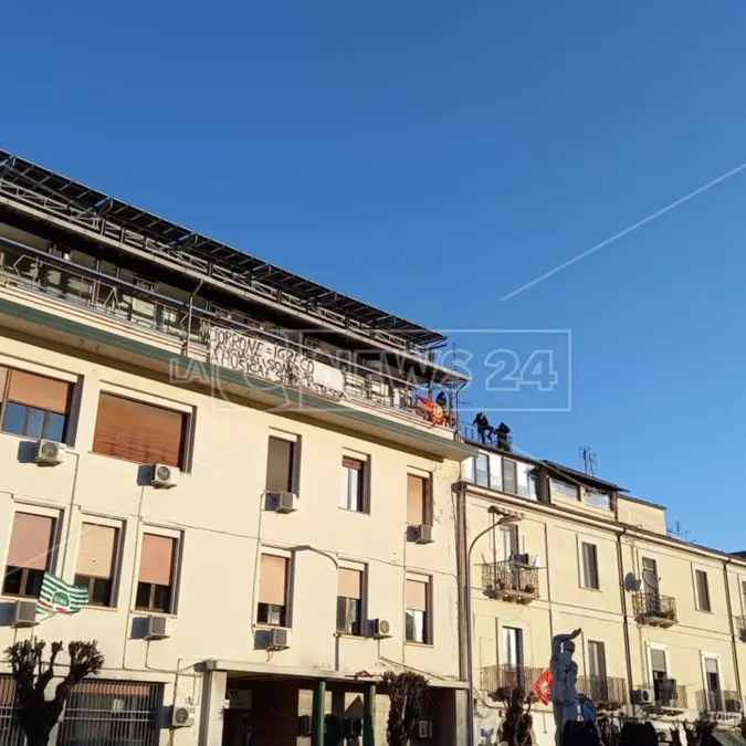 Cosenza, lavoratori a rischio licenziamento salgono sul tetto della clinica