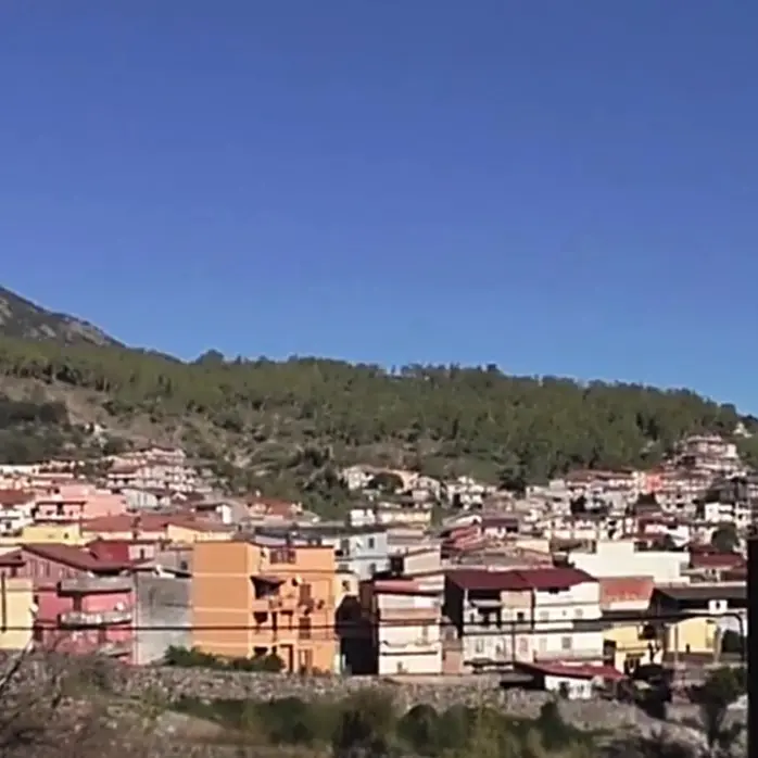 Intimidazione al Comune di Platì: incendiato il portone d’ingresso del municipio