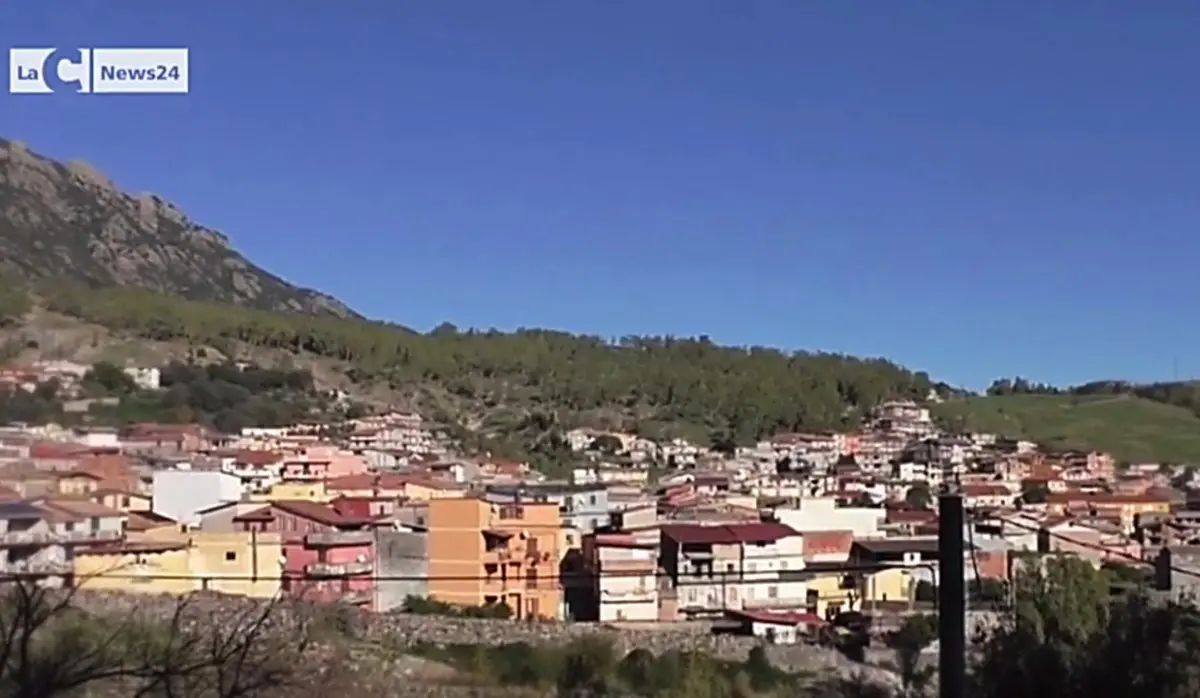 Intimidazione al Comune di Platì: incendiato il portone d’ingresso del municipio