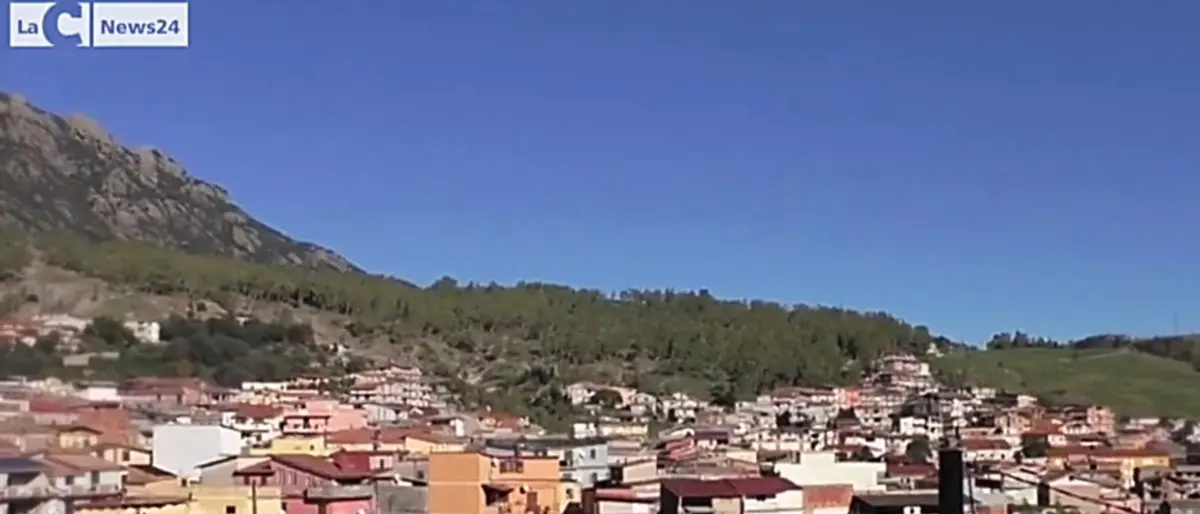 Intimidazione al Comune di Platì: incendiato il portone d’ingresso del municipio