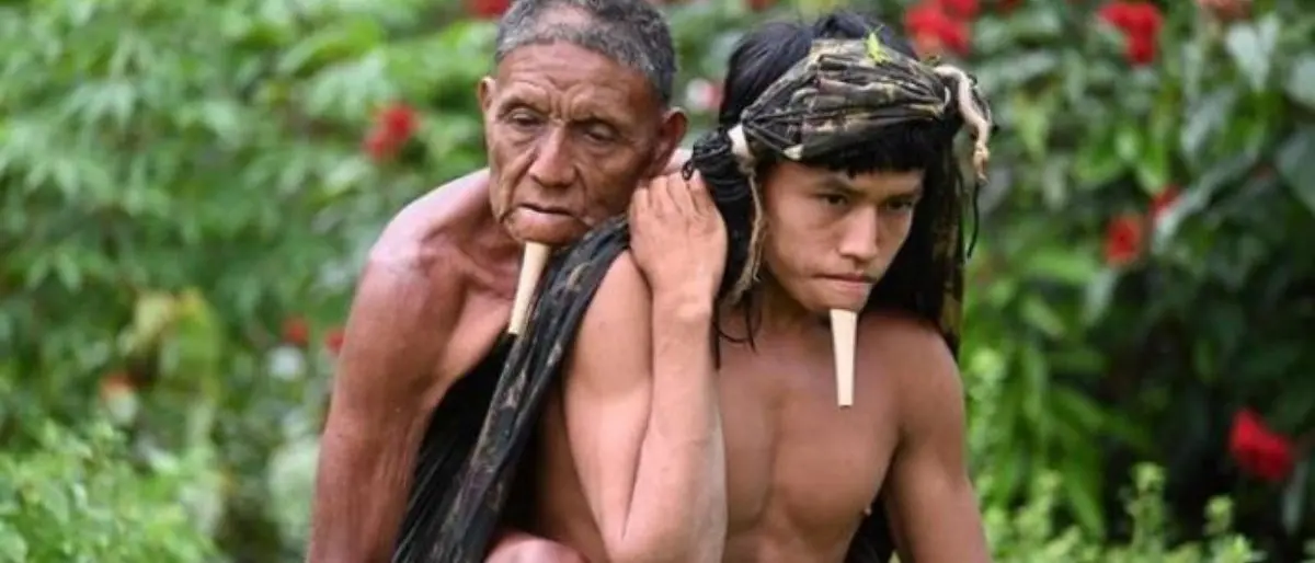 Dodici ore di cammino con il padre sulle spalle per farlo vaccinare: la storia simbolo dall’Amazzonia