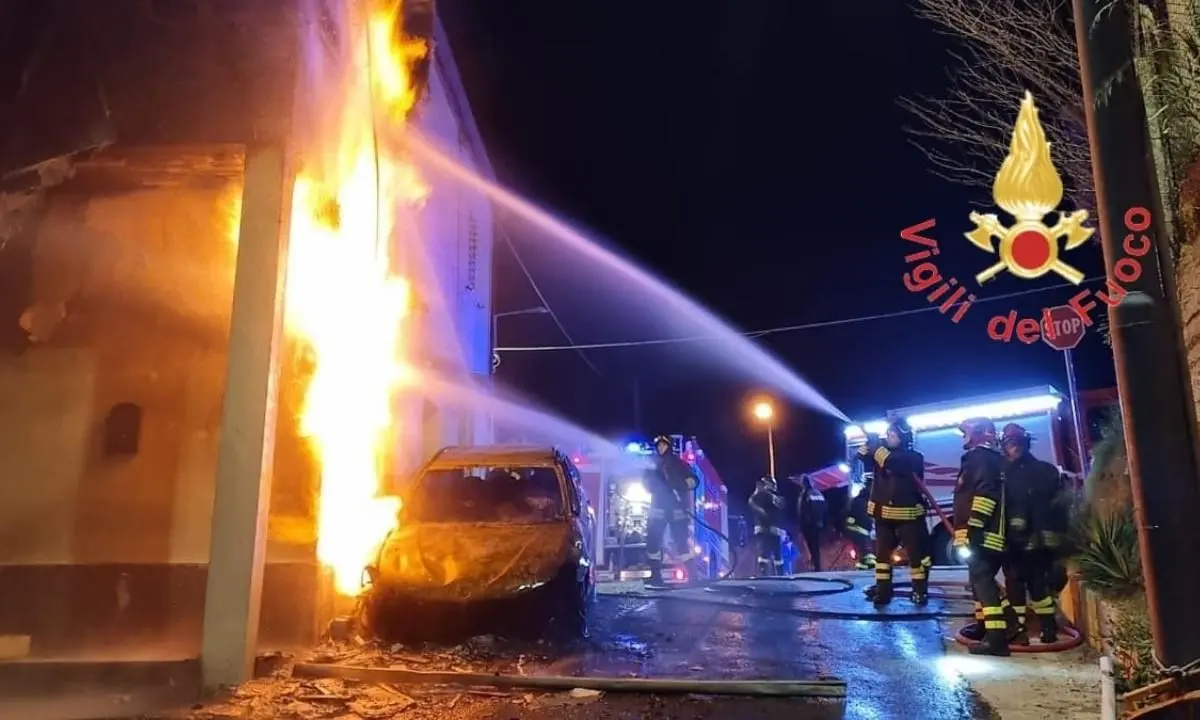 Auto in fiamme nella notte, danni alla facciata di una palazzina: famiglie evacuate