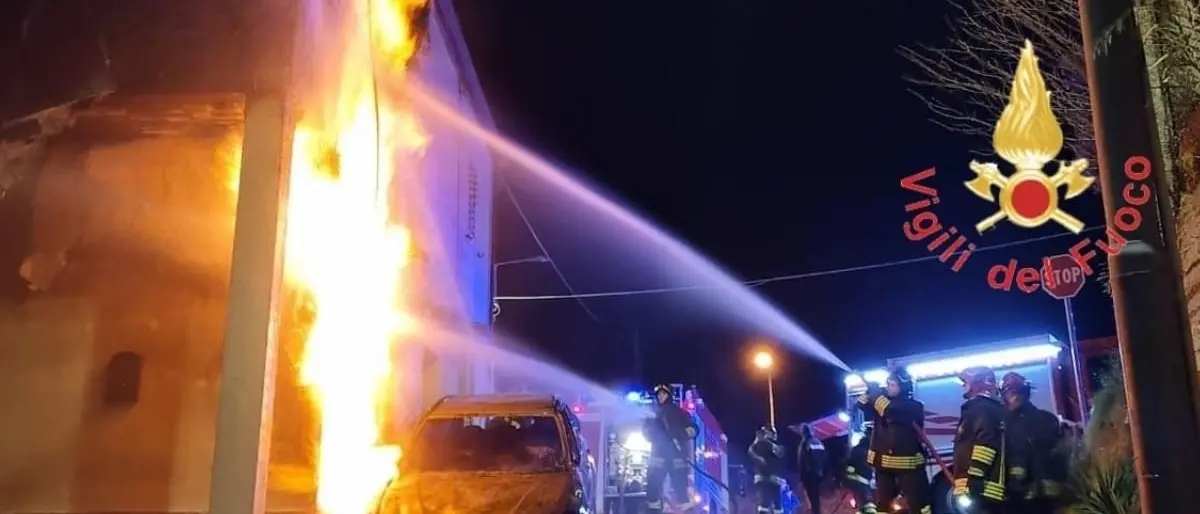 Auto in fiamme nella notte, danni alla facciata di una palazzina: famiglie evacuate