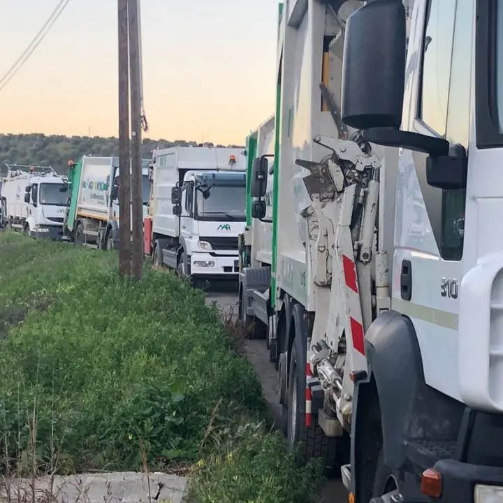 Emergenza rifiuti a Corigliano Rossano, tir di nuovo in fila davanti all’impianto di Bucita