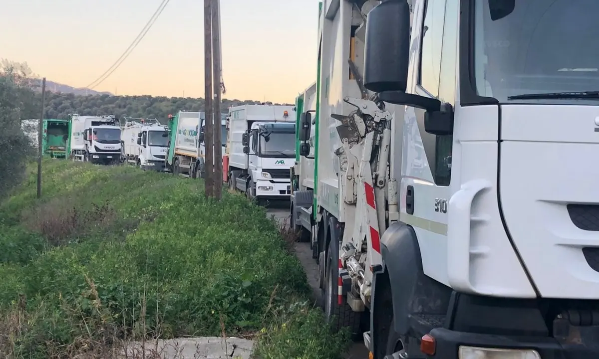 Emergenza rifiuti a Corigliano Rossano, tir di nuovo in fila davanti all’impianto di Bucita