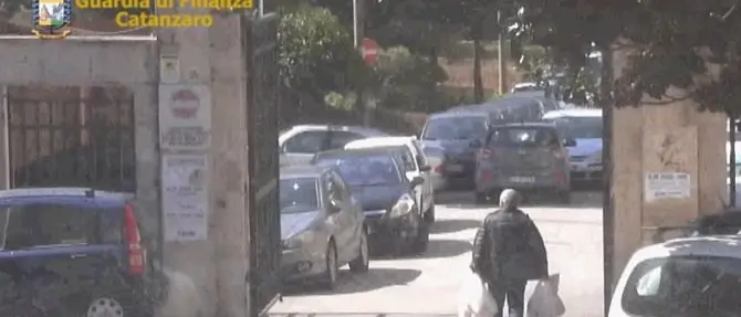 Ospedale di Catanzaro, assenteista seriale finisce in carcere: condannato in via definitiva a 2 anni