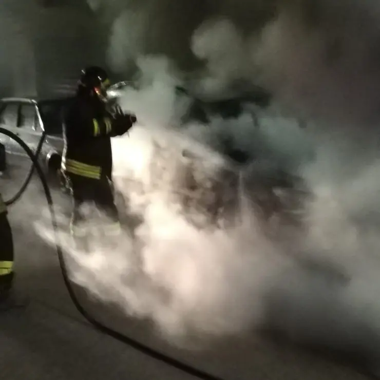 Corigliano-Rossano, ancora un'auto fiamme: avviate le indagini