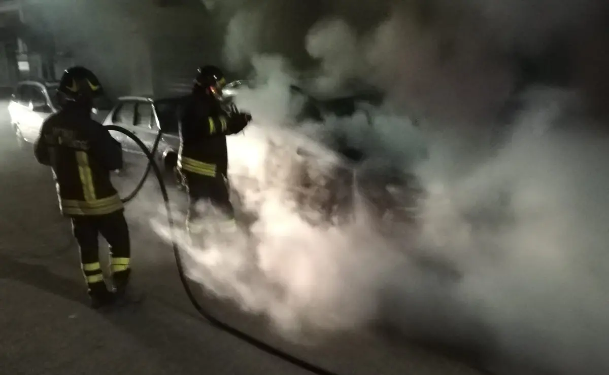 Corigliano-Rossano, ancora un'auto fiamme: avviate le indagini