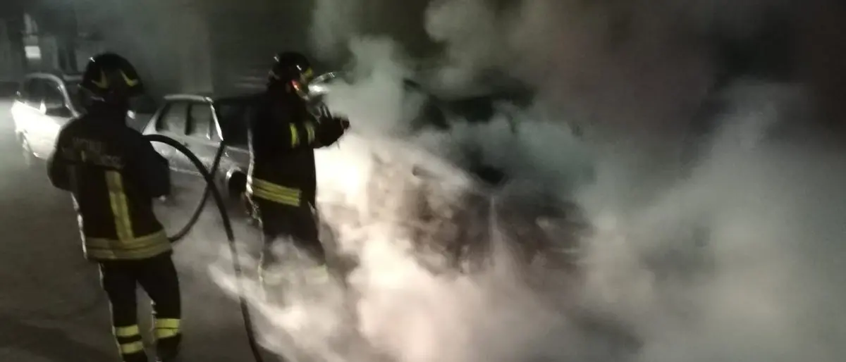 Corigliano-Rossano, ancora un'auto fiamme: avviate le indagini
