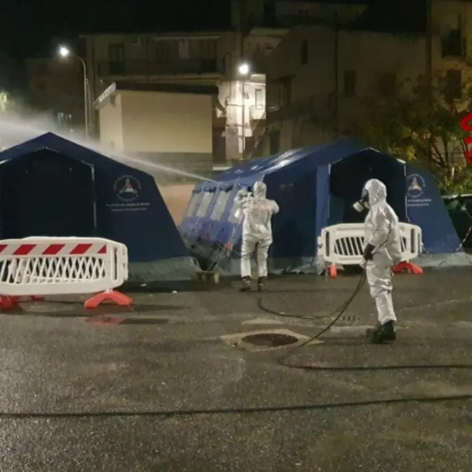 Coronavirus a Cotronei, i vigili del fuoco sanificano spazi pubblici