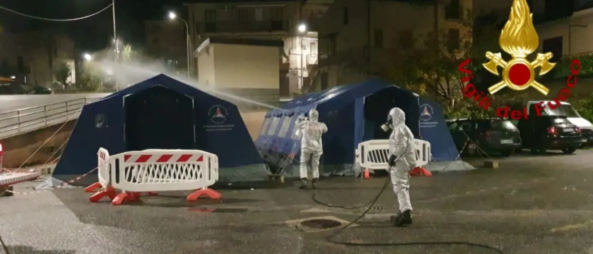 Coronavirus a Cotronei, i vigili del fuoco sanificano spazi pubblici