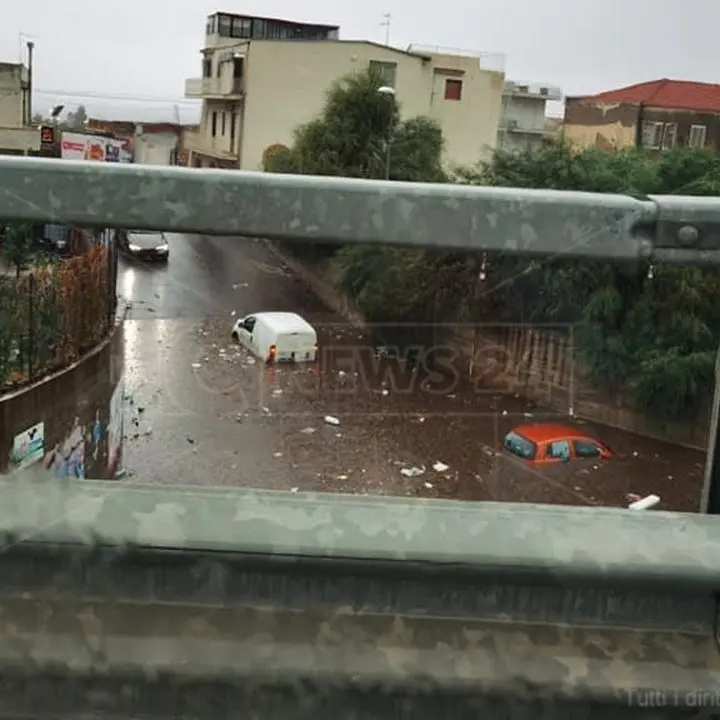 Reggio Calabria, strade come fiumi: allagamenti e disagi, ancora maltempo nelle prossime ore