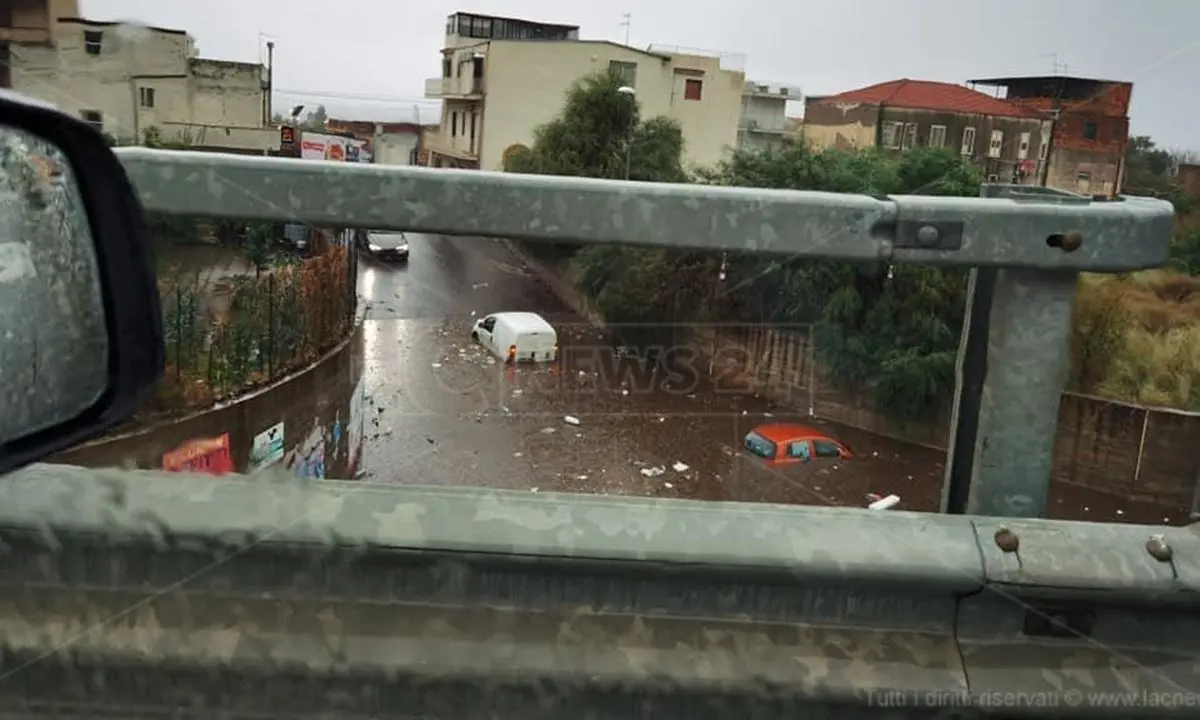 Reggio Calabria, strade come fiumi: allagamenti e disagi, ancora maltempo nelle prossime ore