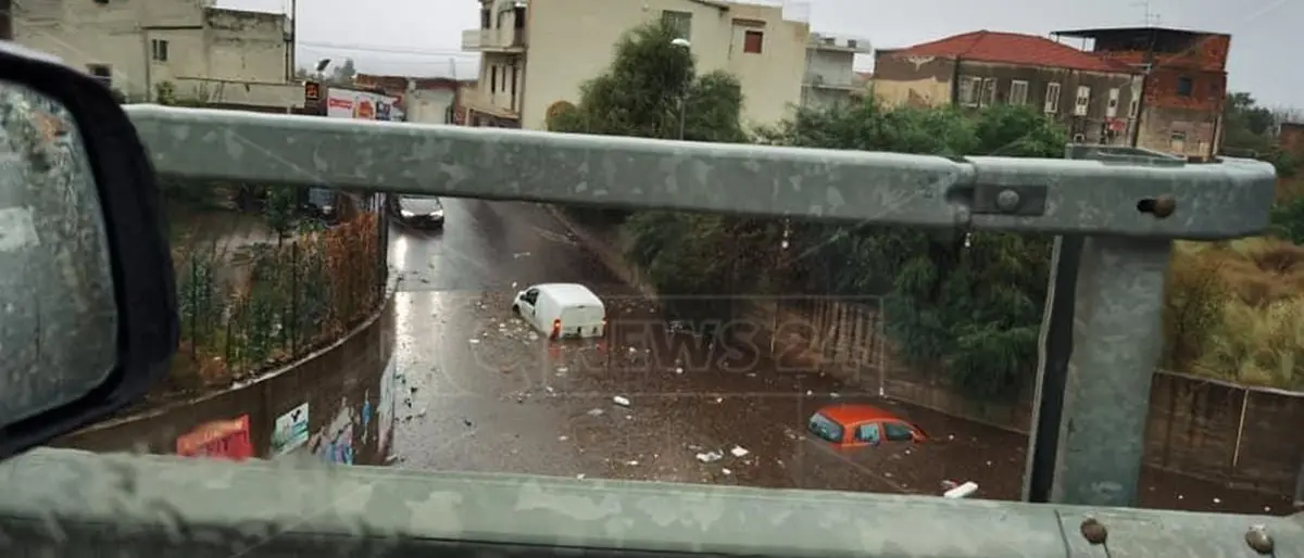 Reggio Calabria, strade come fiumi: allagamenti e disagi, ancora maltempo nelle prossime ore