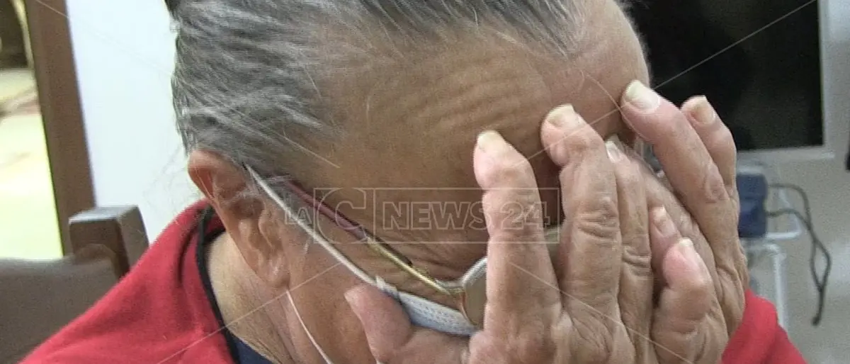 Tropea, vive da sola e nel degrado: la solidarietà dei vicini la salva