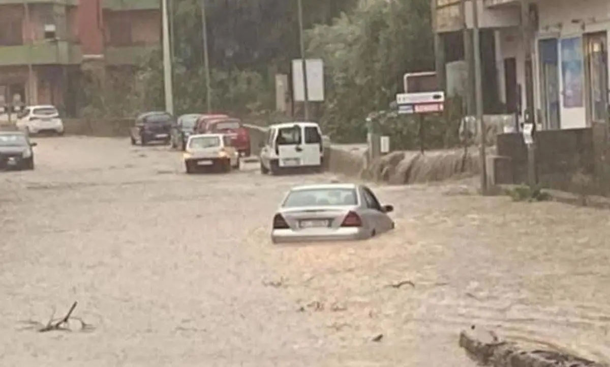 Maltempo Reggio Calabria, il Comune: «Non uscite di casa e raggiungete i piani alti»