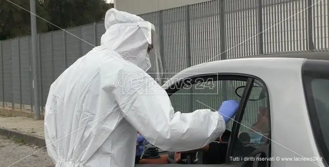 Ritardi sui tamponi, l’Asp di Cosenza chiarisce: «Nessun arretrato»