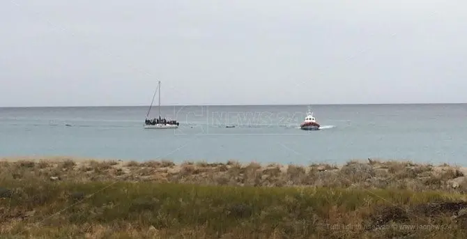 Migranti, in 72 soccorsi al largo e sbarcati a Crotone: tra loro anche 10 bambini