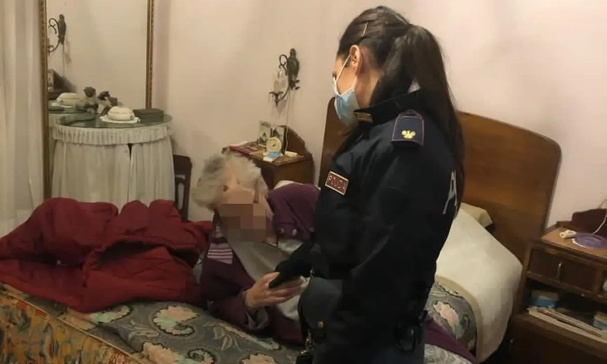 Crotone, anziana sola in casa cade e si fa male: salvata dalla polizia