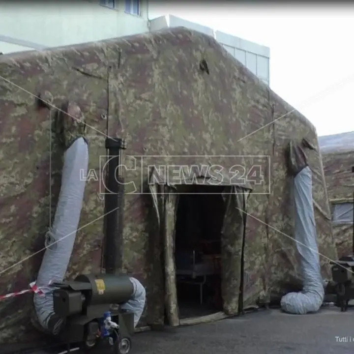 Il maltempo a Crotone danneggia la tenda Emergency destinata ai malati Covid