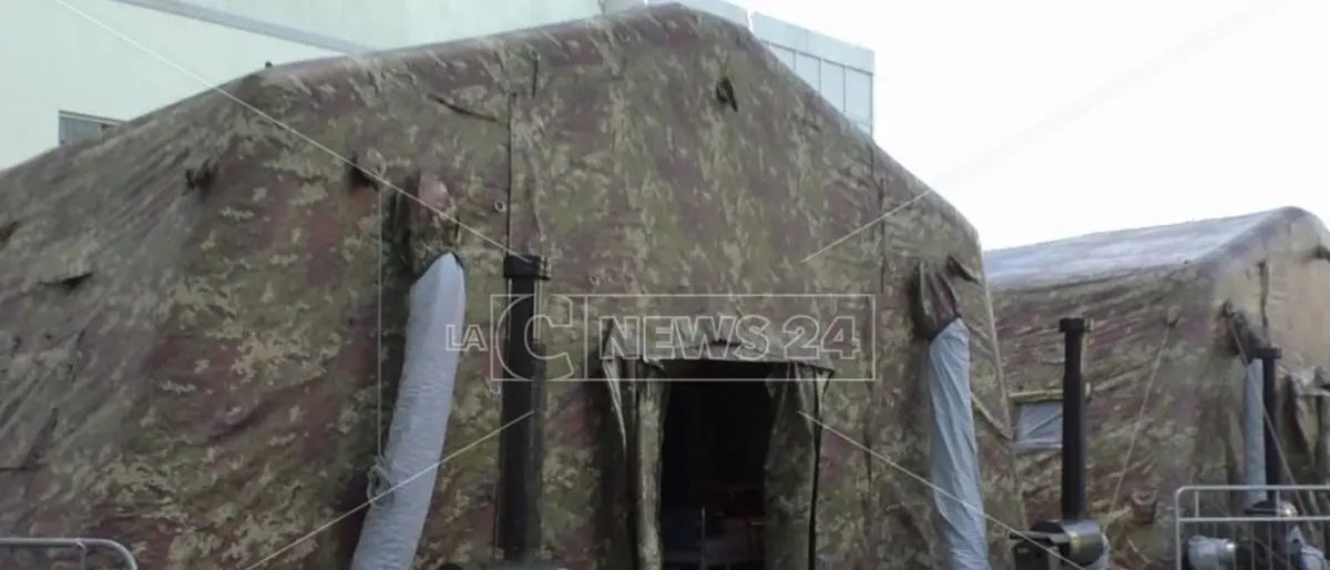 Il maltempo a Crotone danneggia la tenda Emergency destinata ai malati Covid