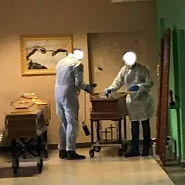 Cosenza, la denuncia: «All’obitorio bare nei corridoi e tute contaminate nei rifiuti “normali”»