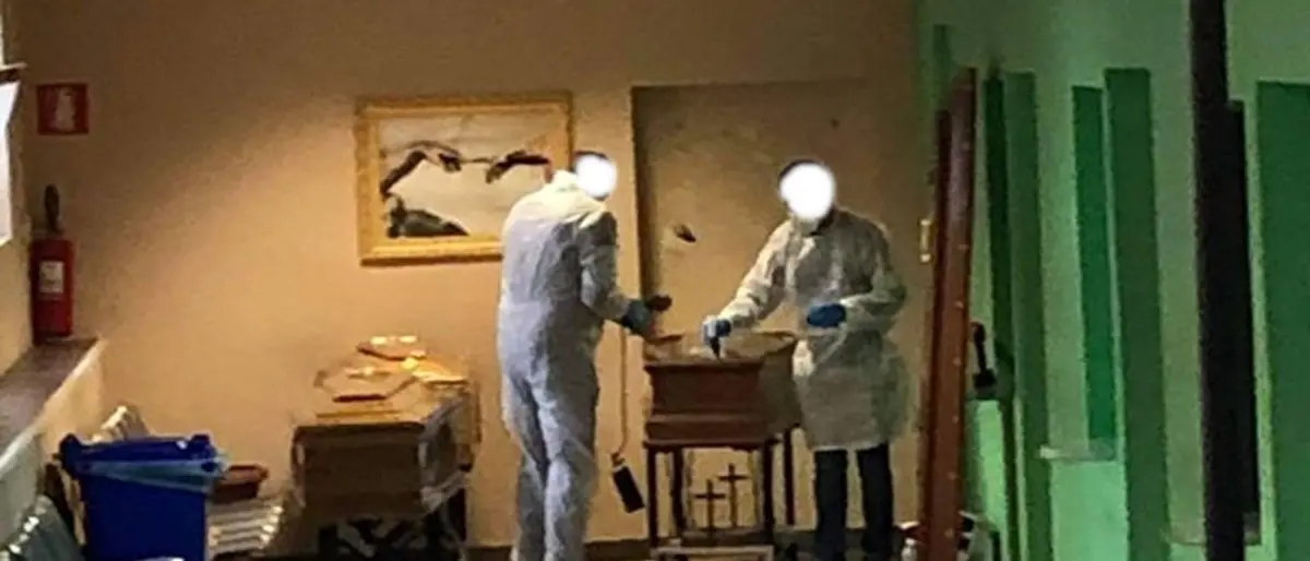 Cosenza, la denuncia: «All’obitorio bare nei corridoi e tute contaminate nei rifiuti “normali”»