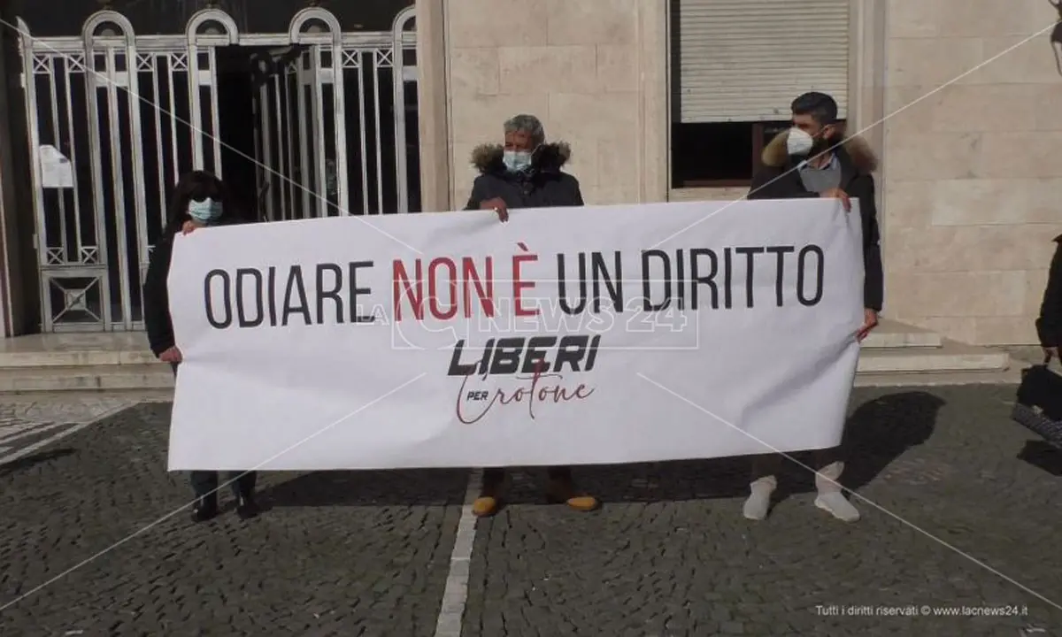 Ddl anti-omofobia, a Crotone sit in di protesta contro mozione consiliare