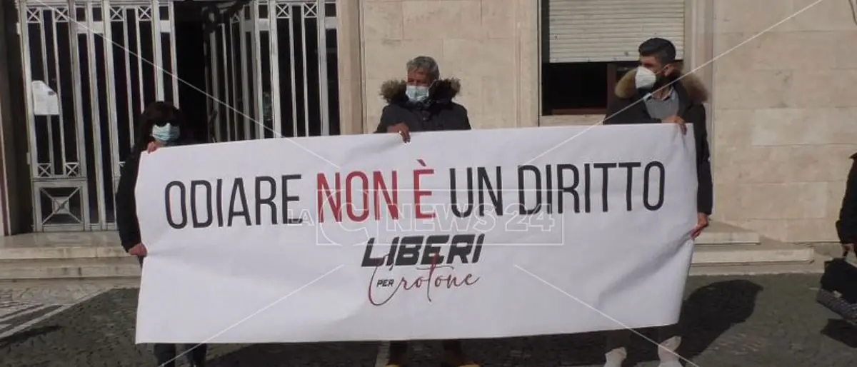 Ddl anti-omofobia, a Crotone sit in di protesta contro mozione consiliare