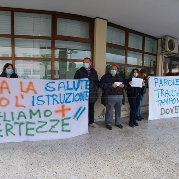 Lamezia, genitori in sit-in: «A scuola sì ma in sicurezza, test rapidi e via libera Asp»