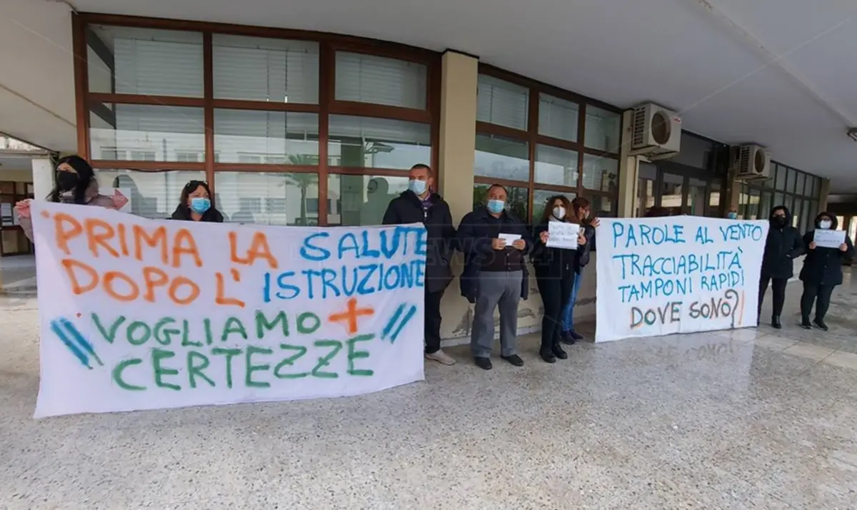 Lamezia, genitori in sit-in: «A scuola sì ma in sicurezza, test rapidi e via libera Asp»