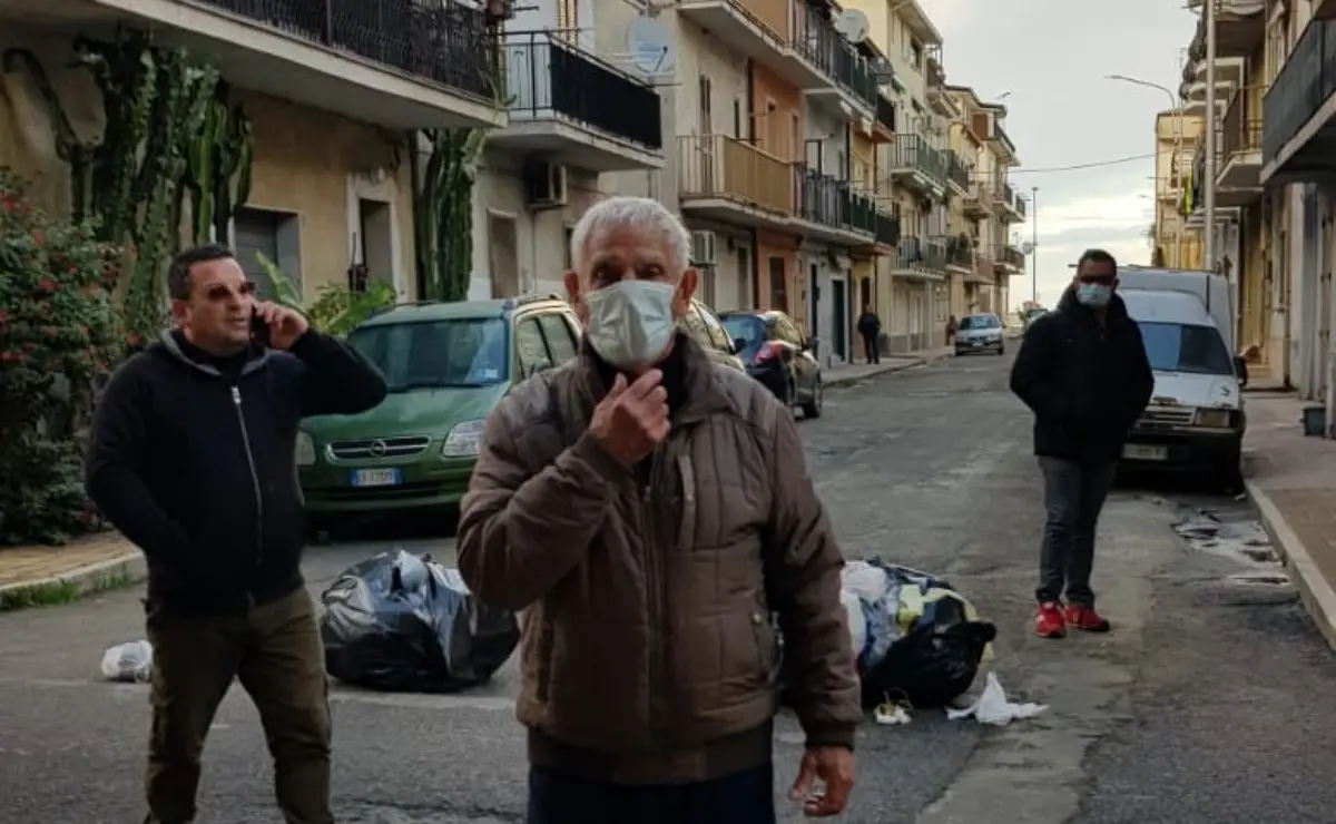 Corigliano Rossano, fogna sversa in strada: scoppia la protesta a Schiavonea