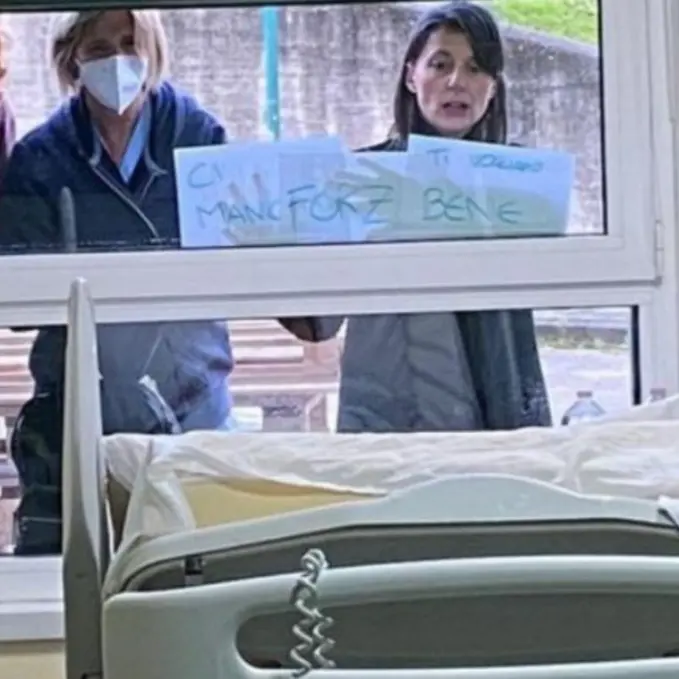 Anziana con Covid rifiuta le cure, rivede le figlie attraverso una finestra e riprende a mangiare