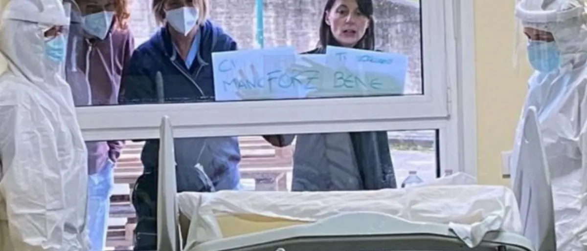 Anziana con Covid rifiuta le cure, rivede le figlie attraverso una finestra e riprende a mangiare