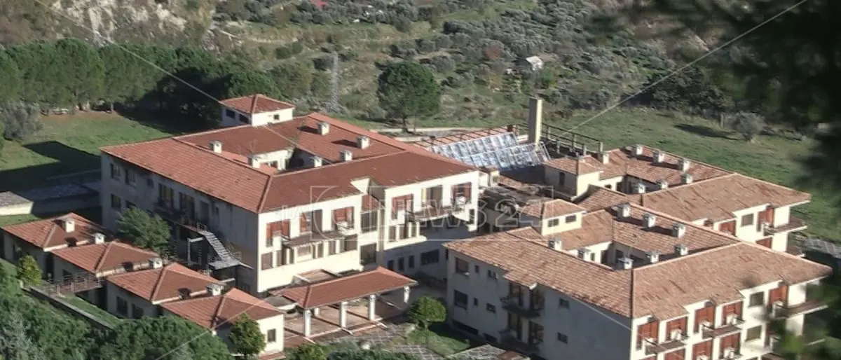 A Gerace il paradigma dello spreco: l’ospedale fantasma in uno dei borghi più belli d’Italia