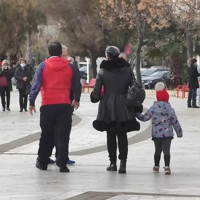 Natale e Covid, i calabresi non rinunciano alla tradizione: «Lo trascorreremo a casa ma faremo i regali»