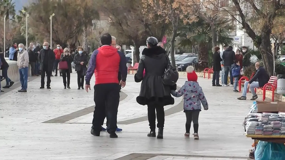 Natale e Covid, i calabresi non rinunciano alla tradizione: «Lo trascorreremo a casa ma faremo i regali»