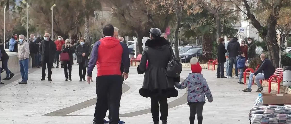 Natale e Covid, i calabresi non rinunciano alla tradizione: «Lo trascorreremo a casa ma faremo i regali»