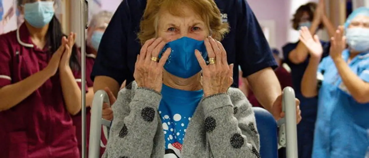 Vaccino anti-Covid, in Gran Bretagna la prima dose va alla 90enne Margaret