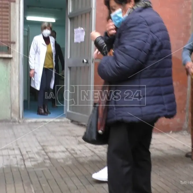 Lamezia, nei locali dell'Asp in fila sotto la pioggia per i tamponi e senza campagna vaccinale