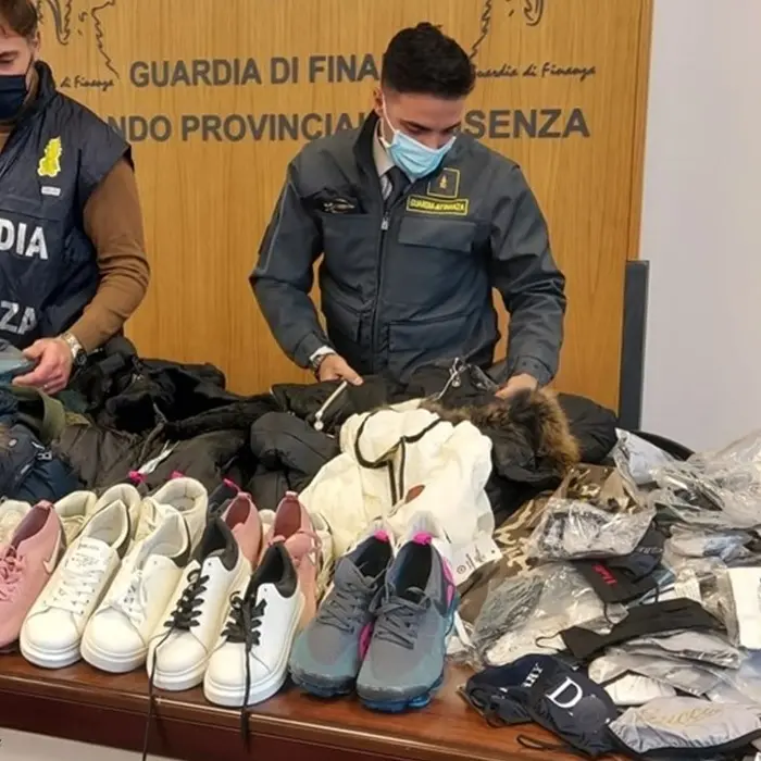 Cosenza, 50 mila euro di merce contraffatta sequestrata dalle Fiamme Gialle