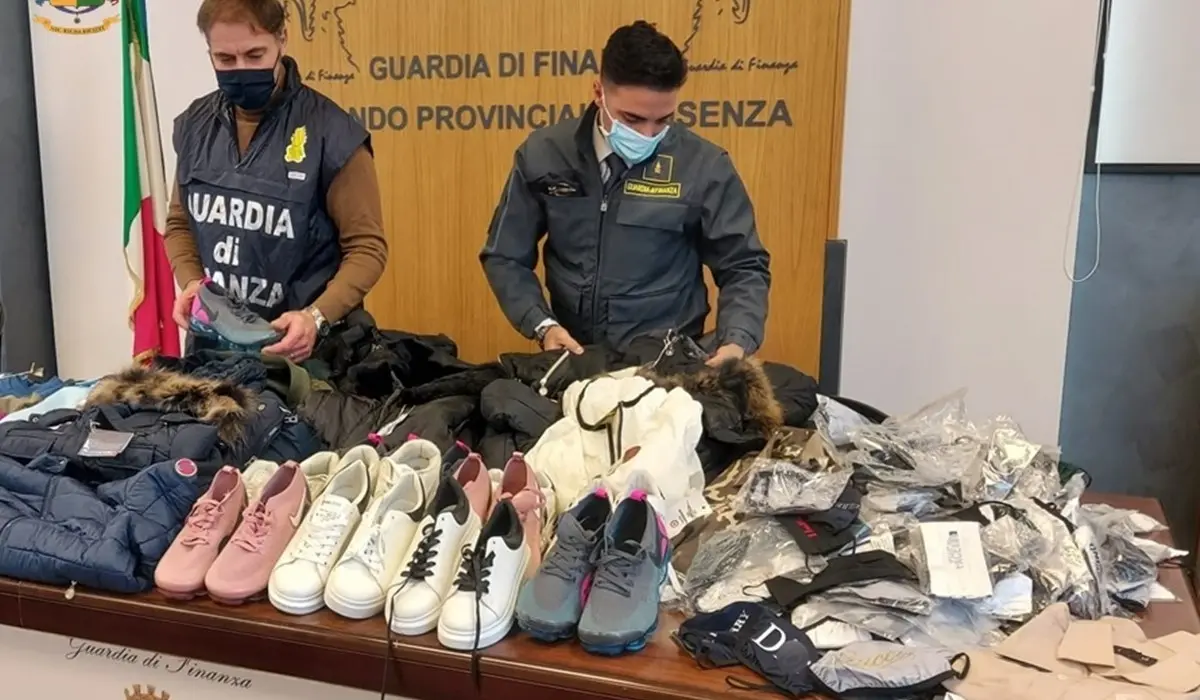 Cosenza, 50 mila euro di merce contraffatta sequestrata dalle Fiamme Gialle