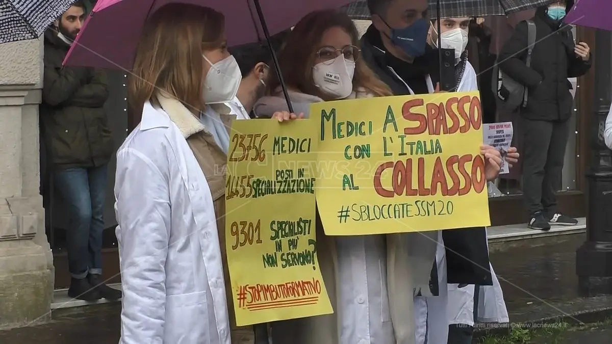 Specializzandi in Medicina appesi al filo di un ricorso: sit-in anche a Catanzaro