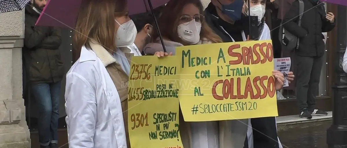 Specializzandi in Medicina appesi al filo di un ricorso: sit-in anche a Catanzaro